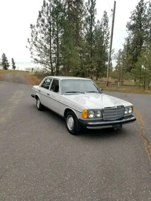 1978 w123 280e original. excellent condition. beautiful rare colors!
