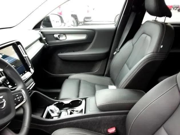 2024 volvo xc40 b5 plus dark theme
