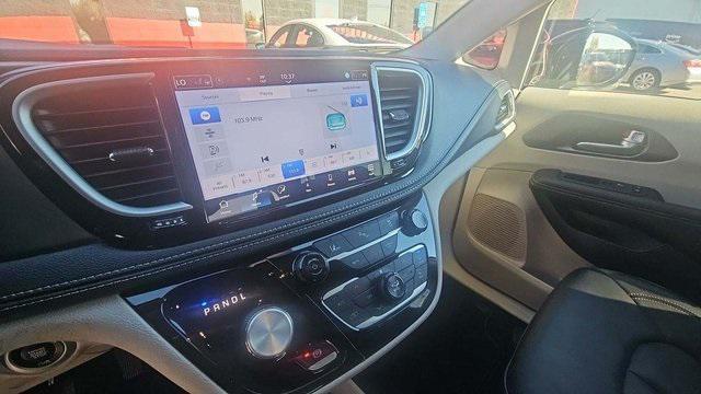 2024 chrysler pacifica hybrid select