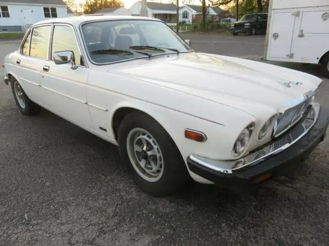 3 day! /sharp(( collector caliber..classic xj6.. white & red..nice ))no reserve