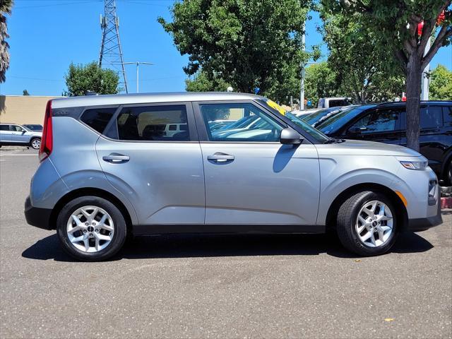 2022 kia soul lx