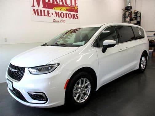 2023 chrysler pacifica touring in lincoln, nebraska