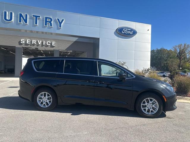 2022 chrysler voyager lx