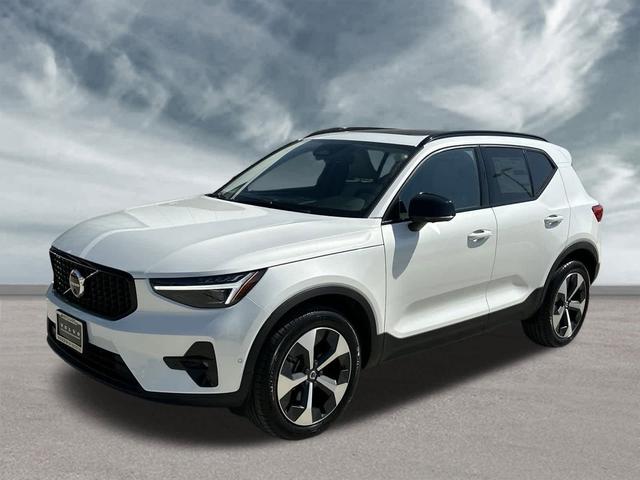 2025 volvo xc40 b5 plus dark theme