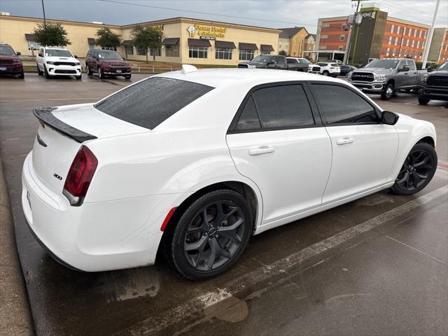 2022 chrysler 300 touring