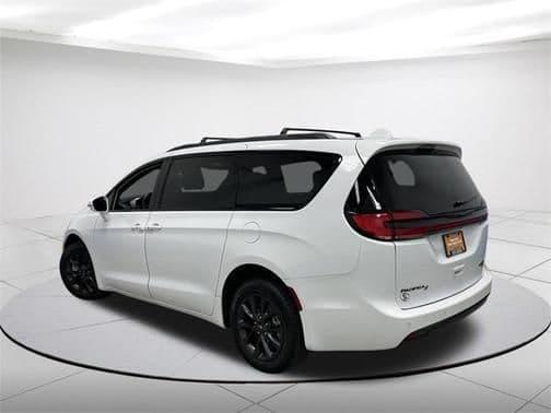 2021 chrysler pacifica limited in plymouth, wisconsin