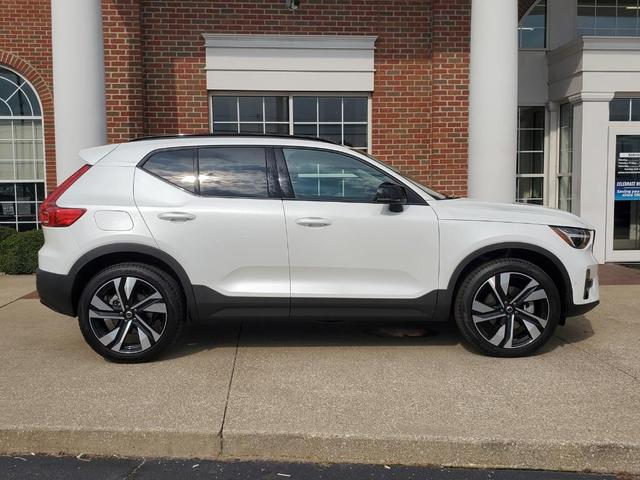 2024 volvo xc40 b5 plus dark theme