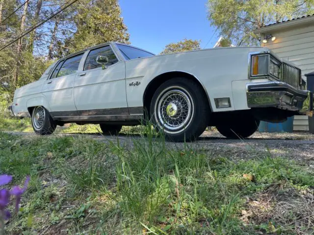 1982 oldsmobile ninety-eight regency sedan white rwd automatic