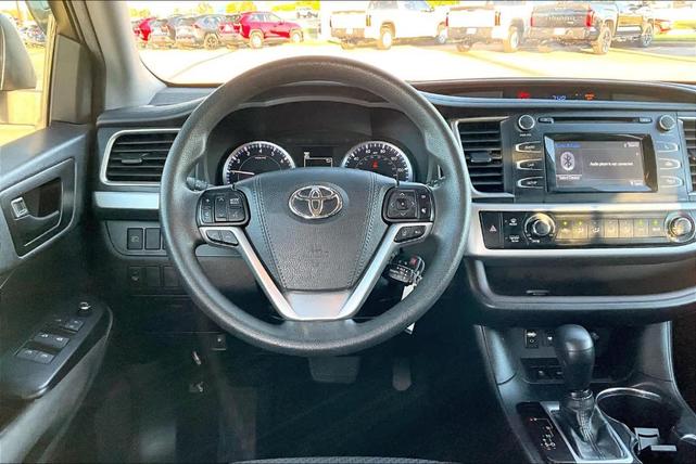 2019 toyota highlander le