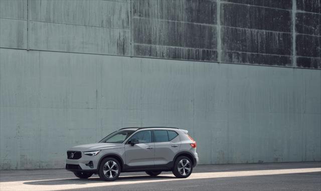 2024 volvo xc40 b5 plus dark theme