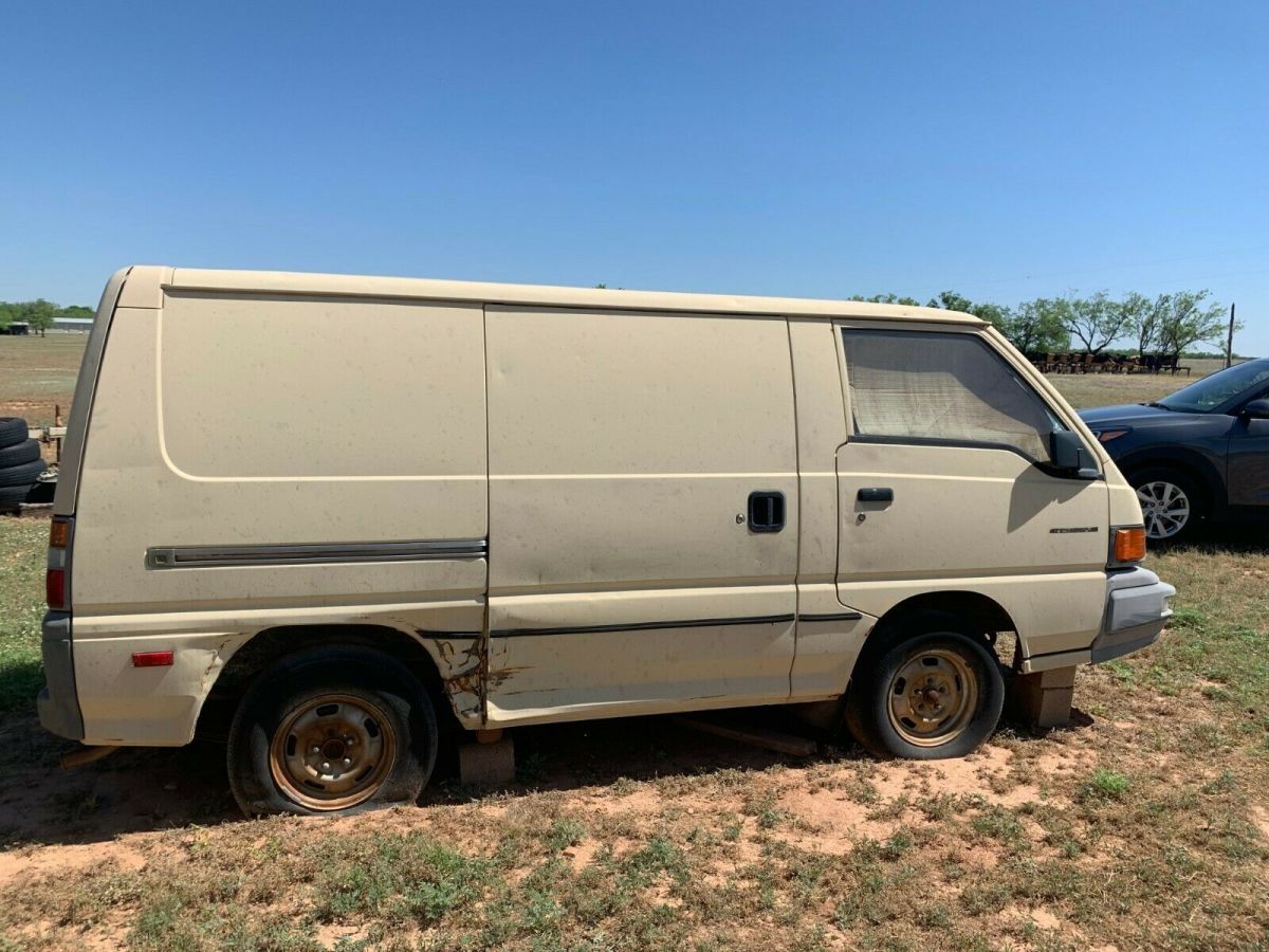 mitxubishi van