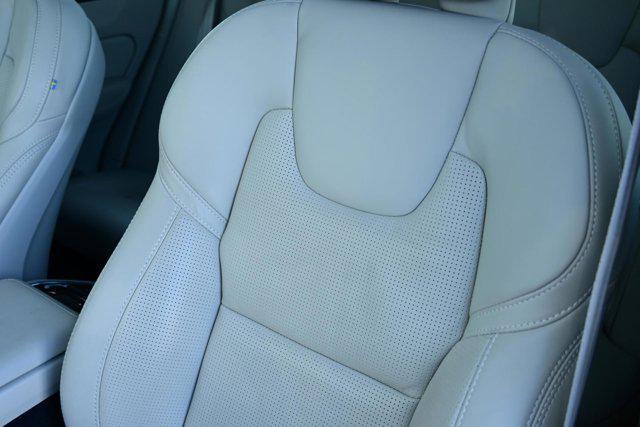 2022 volvo xc60 b5 inscription