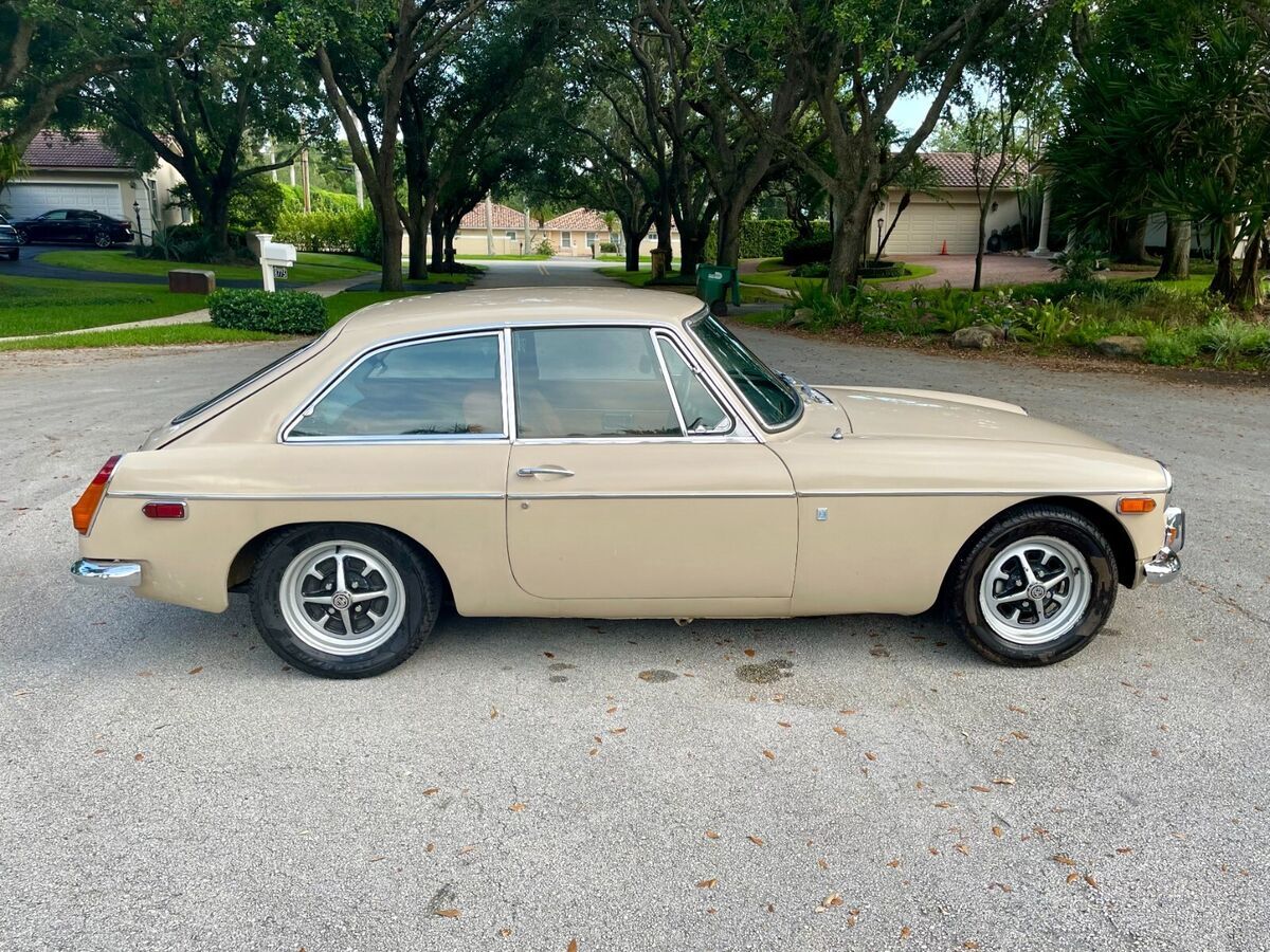 mgb gt 1971 low miles very good condition looks and runs great