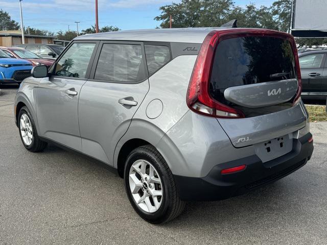 2022 kia soul lx