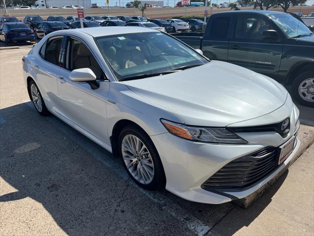 2019 toyota camry hybrid xle
