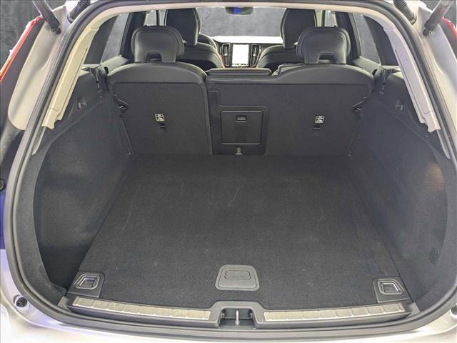 2024 volvo xc60 b5 plus dark theme