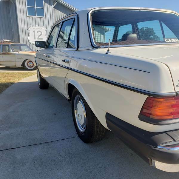 1983 mercedes-benz 240-class 240 d 4dr diesel sedan automatic 4-speed rwd i4