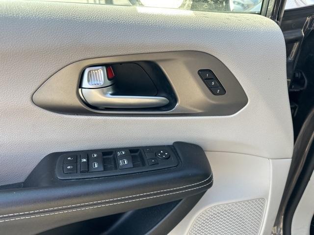 2022 chrysler pacifica touring-l