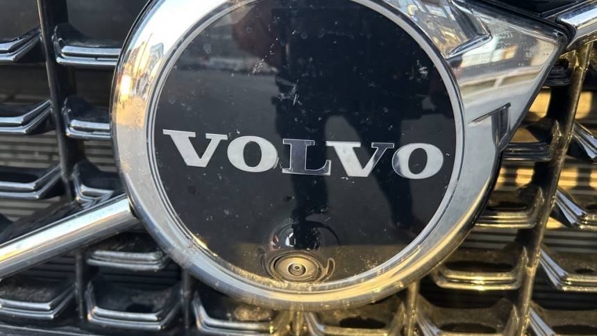 2024 volvo xc40 b5 plus dark theme