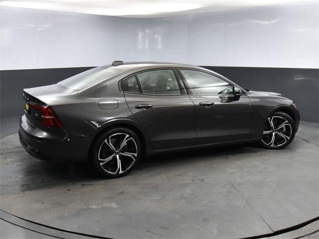 2024 volvo s60 b5 plus dark theme