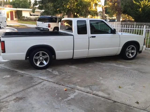 clean 1993 s-10 extended cab pick up lowered with belltech suspension