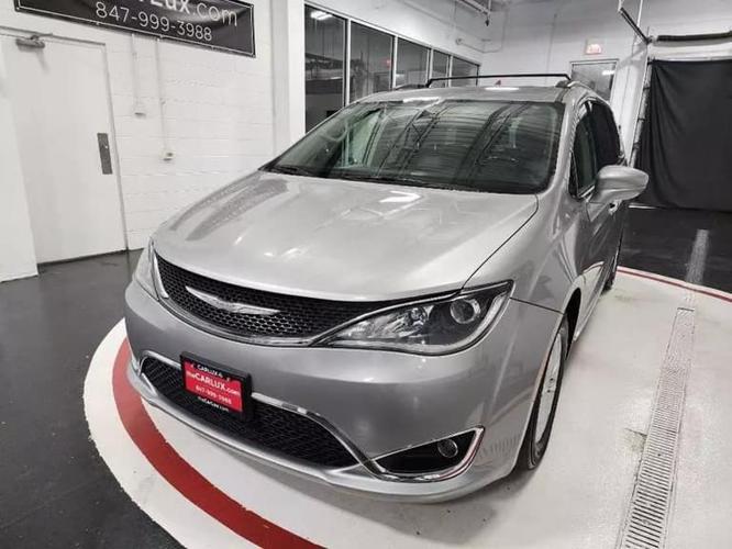 2017 chrysler pacifica touring-l front-wheel drive passenger van in waukegan, illinois