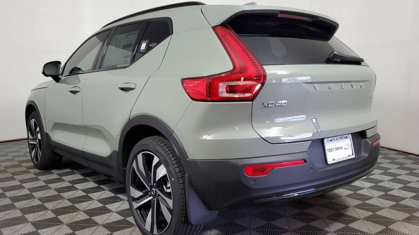 2024 volvo xc40 b5 plus dark theme