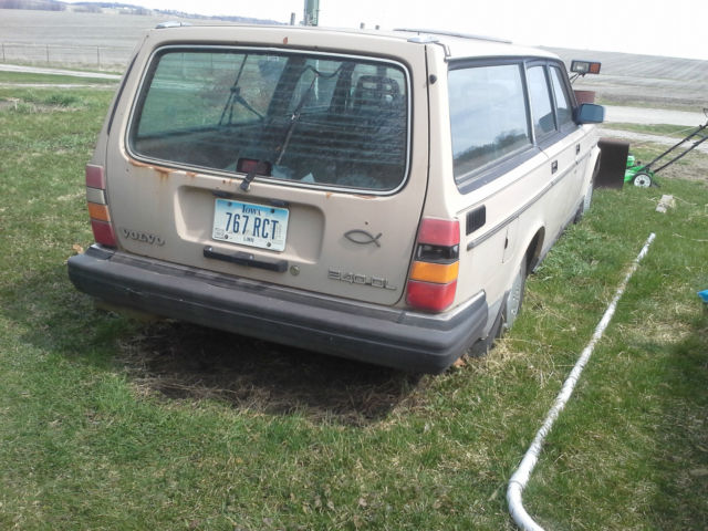 2volvo 240 wagon,iowa;'86 mechanic special-great body;'91 body parts?still drive