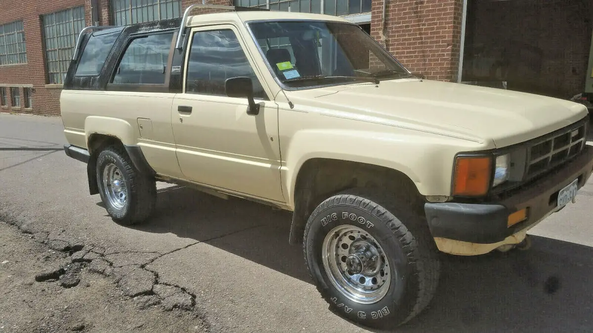 1985 toyota 4runner 22r-e, sr5 4x4 solid front axle, 30,000 miles, garage kept