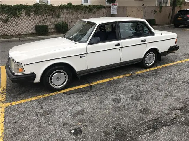 1991 volvo 240 145,670 miles runs great no reserve drive it home