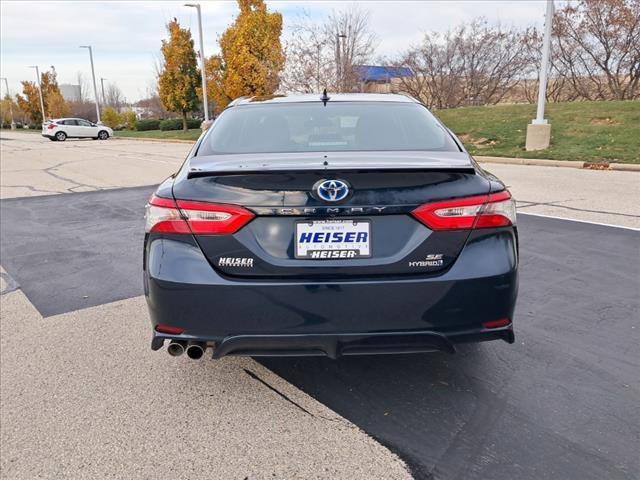 2019 toyota camry hybrid se