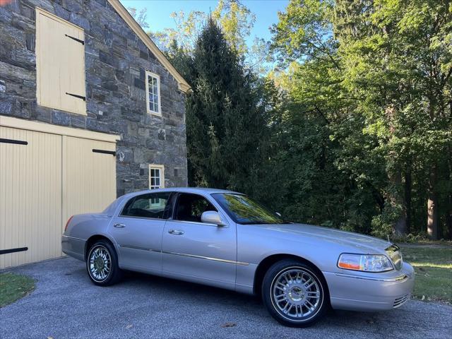 2010 lincoln town car signature