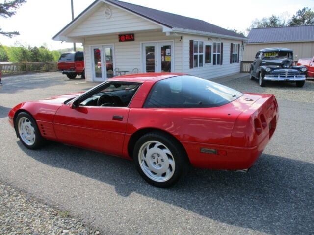 1992 chevrolet corvette 2dr coupe hatchback 109462 miles red 8 cylinder engine