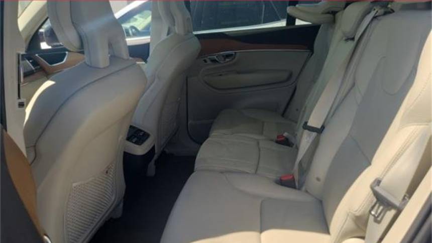 2022 volvo xc90 t6 momentum 7-passenger