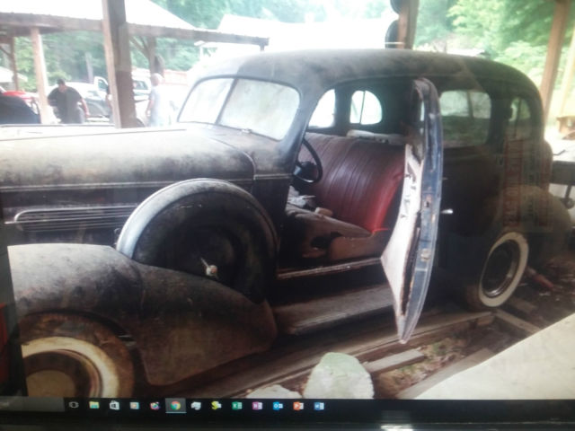 1935 oldsmobile 4 door suicidetouring sedan 8-cyl & 3-spd with side mounts