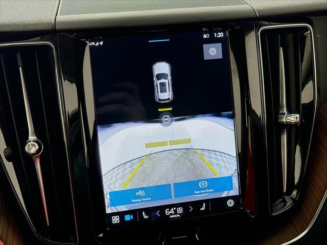 2024 volvo xc60 b5 plus dark theme