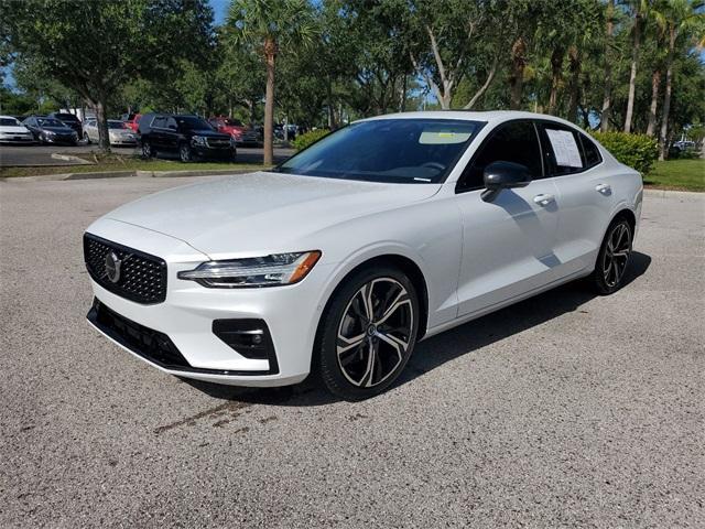 2024 volvo s60 b5 plus dark theme