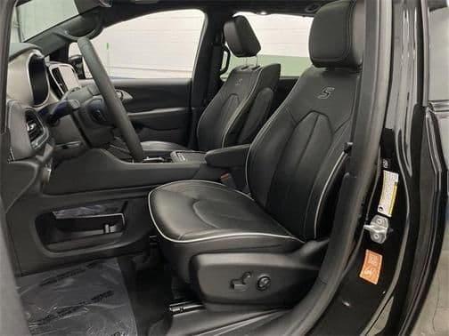 2022 chrysler pacifica hybrid limited in plymouth, wisconsin