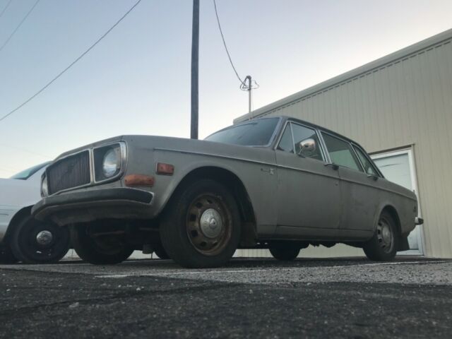 sexy silver lady looking for love in all the wrong places. vintage volvo 144s