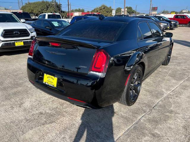 2022 chrysler 300 touring