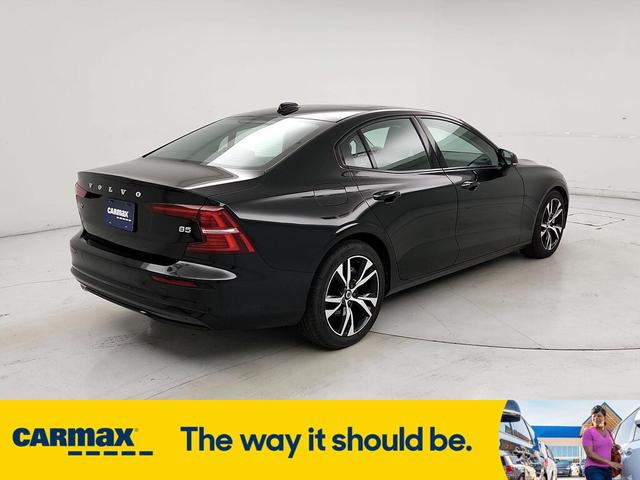 2024 volvo s60 b5 plus dark theme