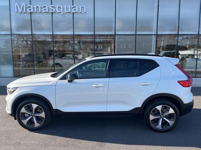 2024 volvo xc40 b5 plus dark theme