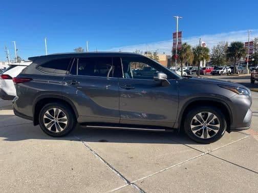 2022 toyota highlander hybrid in northbrook, illinois