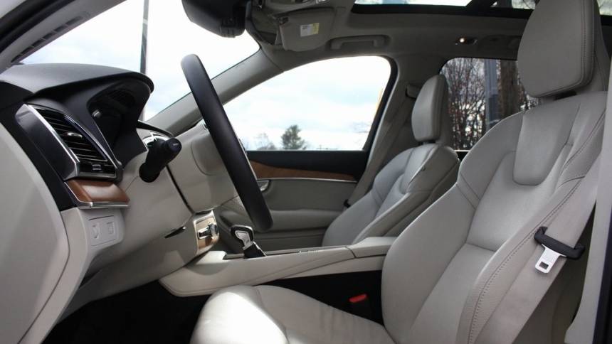 2022 volvo xc90 t6 momentum 7-passenger