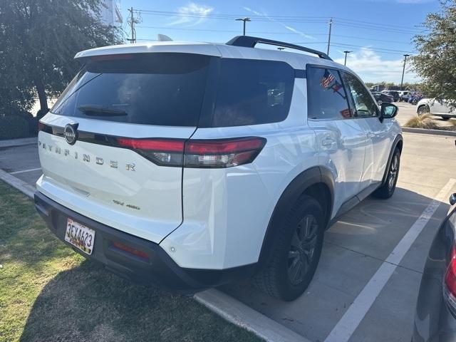 2022 nissan pathfinder sv