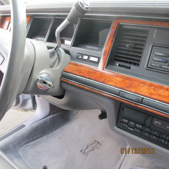 1994 lincoln town car in pristine condition! cartier edition! 1 family car!