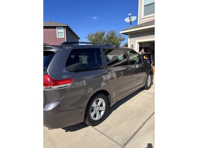 2011 toyota sienna le