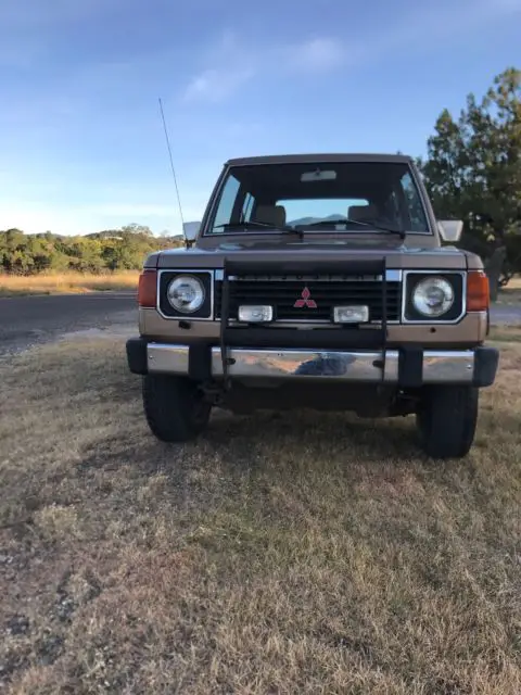 1987 mitsubishi montero 5 speed 4x4 2.6 l 2-door