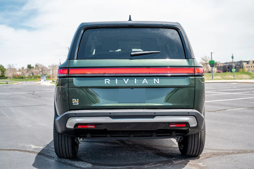 rivian r1s