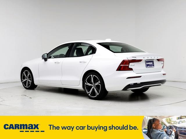 2023 volvo s60 b5 core dark theme